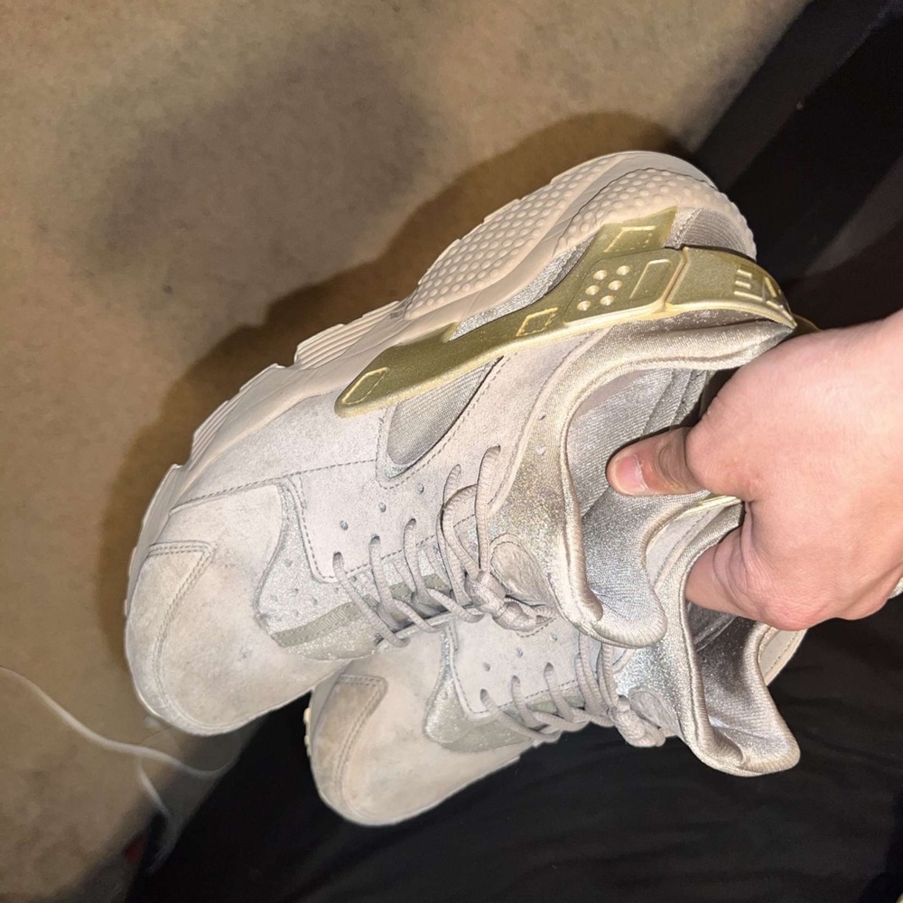Stopped wearing them a while ago. Suede Nike huaraches size 11.